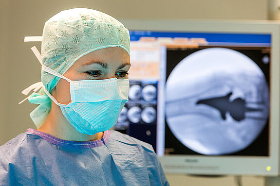 Eine OP Schwester steht im OP.