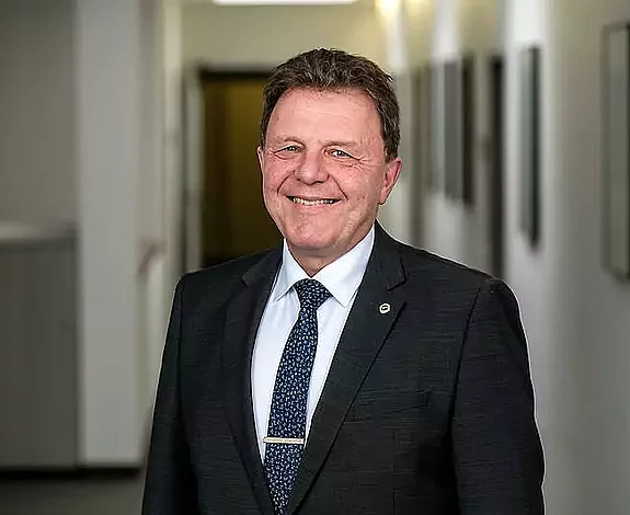 Klinikdirektor der Klinik Schwabenland, Herr Horst Veile-Reiter