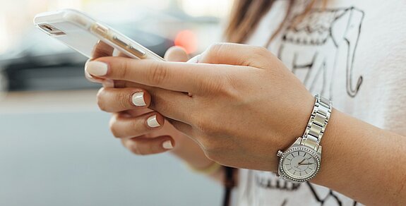 Handy Jemand hält ein Handy in den Händen.