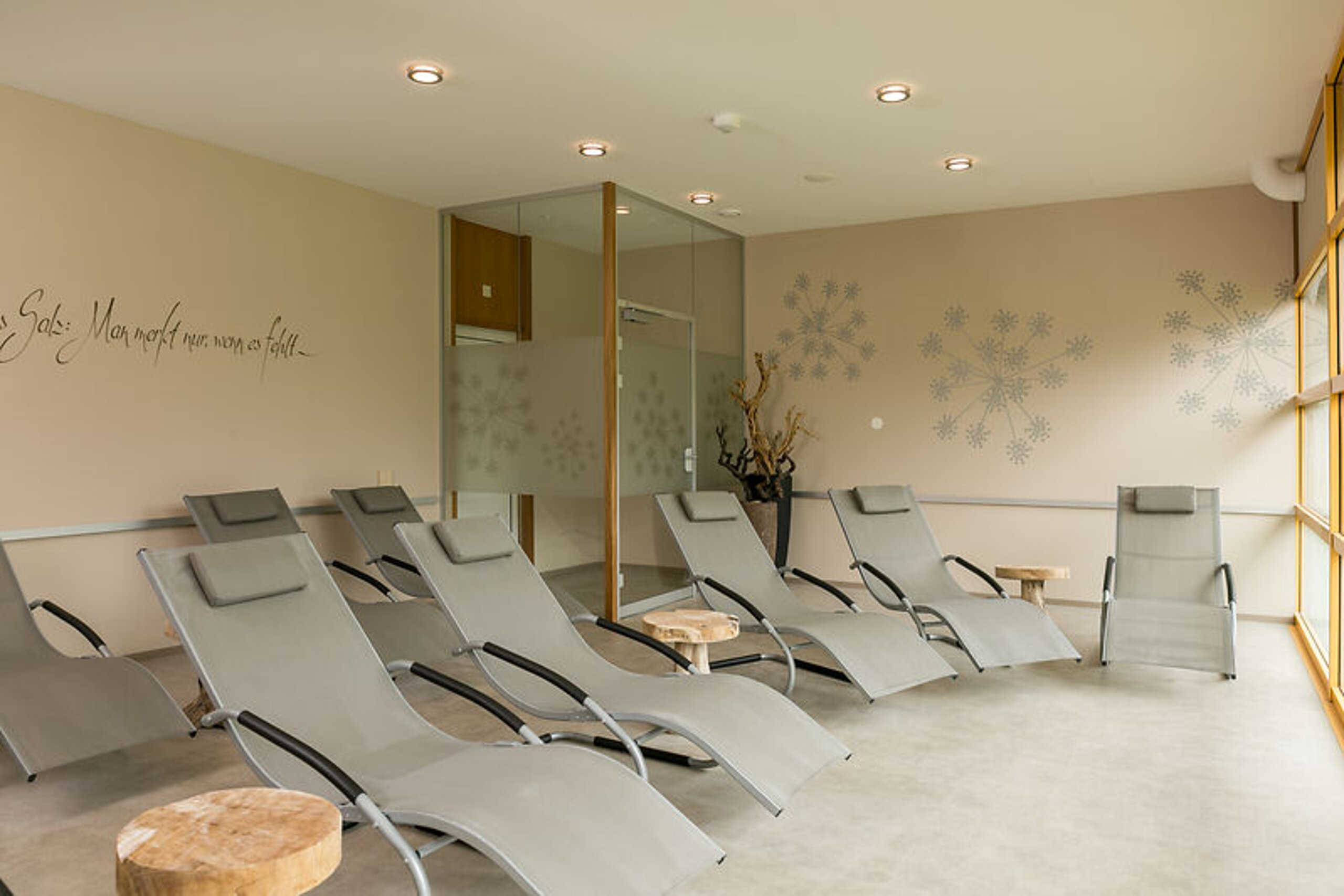 Salzlounge mit Liegestühlen im BWZ.