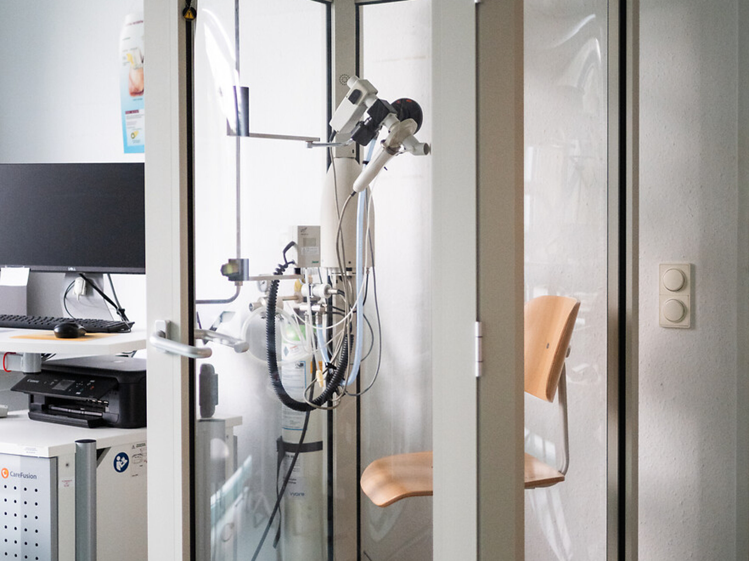 Das Bild zeigt ein Bodyplethysmografie-Gerät.