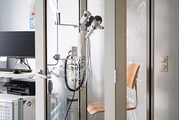 Das Bild zeigt ein Bodyplethysmografie-Gerät.