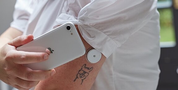 Wearables Frau misst Glukose mit Wearable.