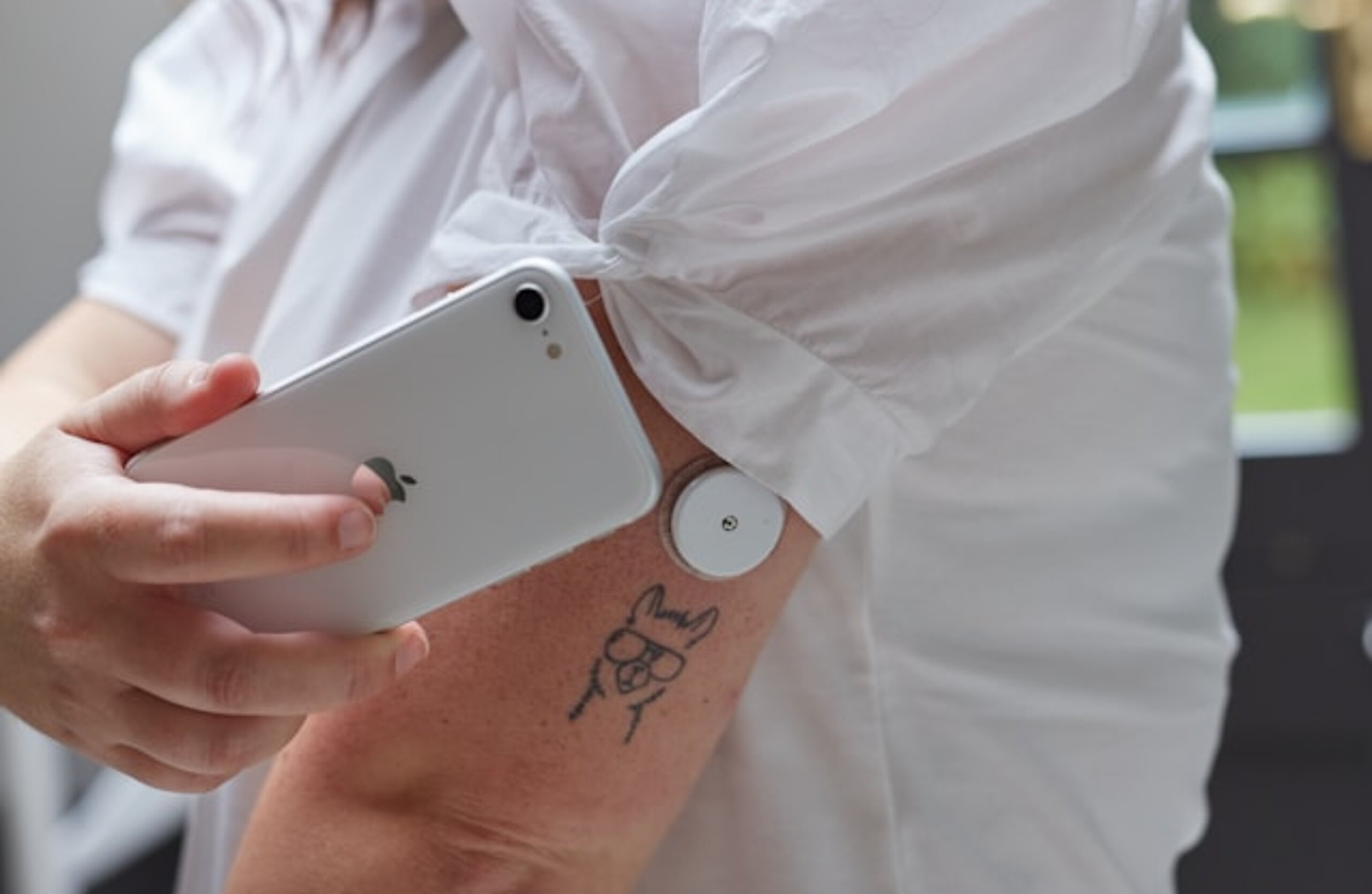 Wearables Frau misst Glukose mit Wearable.