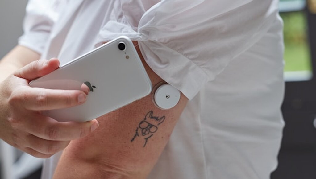 Wearables Frau misst Glukose mit Wearable.