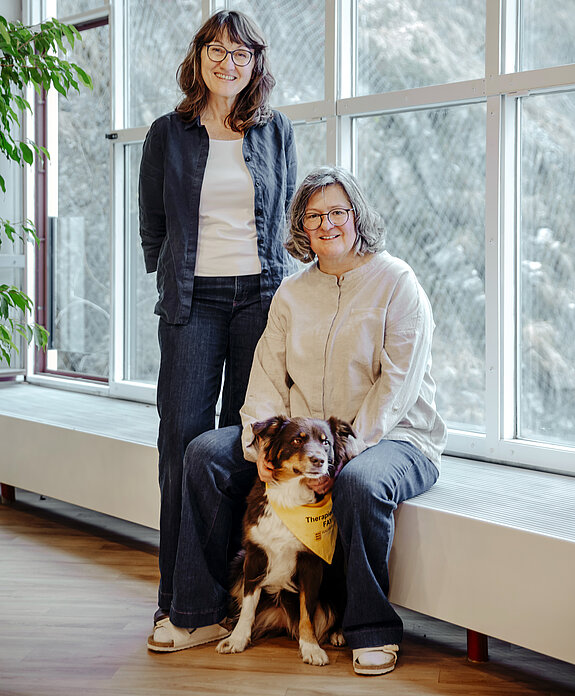 Helga Wittemann und Dr. Anja Heuckeroth mit Hündin Fay.