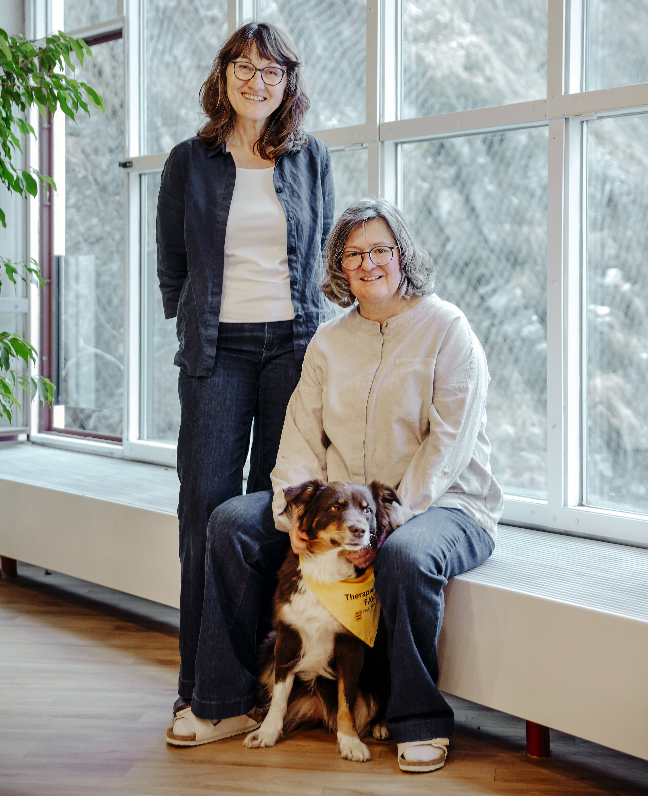 Helga Wittemann und Dr. Anja Heuckeroth mit Hündin Fay.