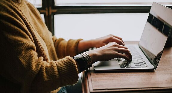 Frau Laptop Frau schreibt am Laptop