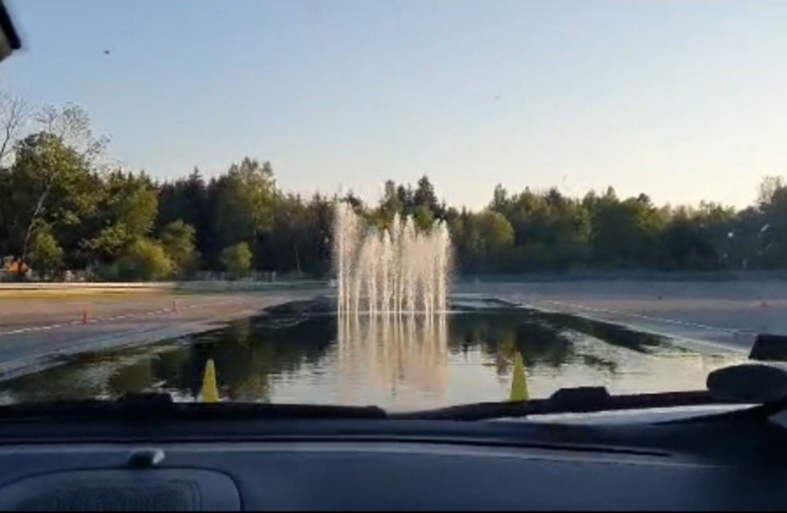 Fahrsicherheitstraining beim ADAC: Fahren auf nasser Fahrbahn