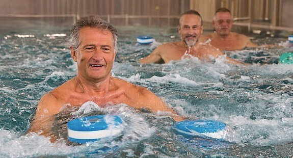 Wassergymnastik Männer machen Wassergymnastik.