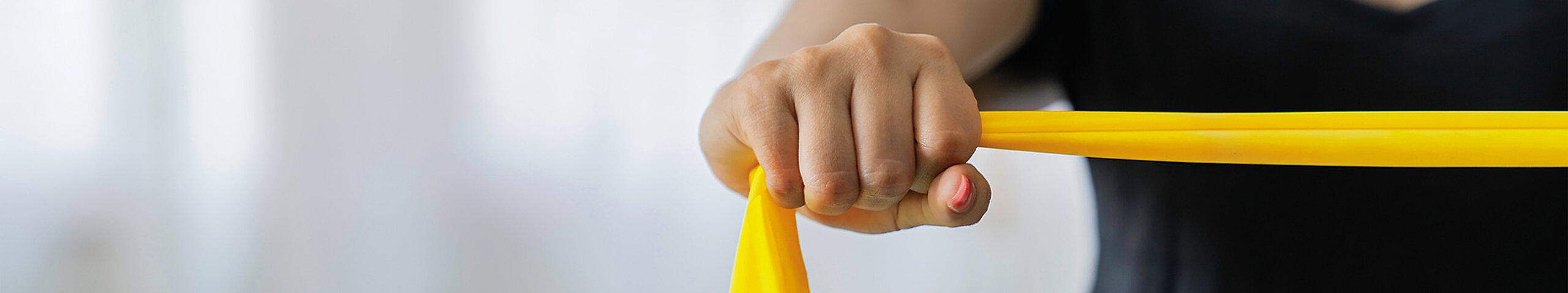 Kräftigungsübungen mit dem Terraband in der Rehaklinik Bad Wurzach – moderne Physiotherapie für Orthopädie, Neurologie und Geriatrie in Oberschwaben.