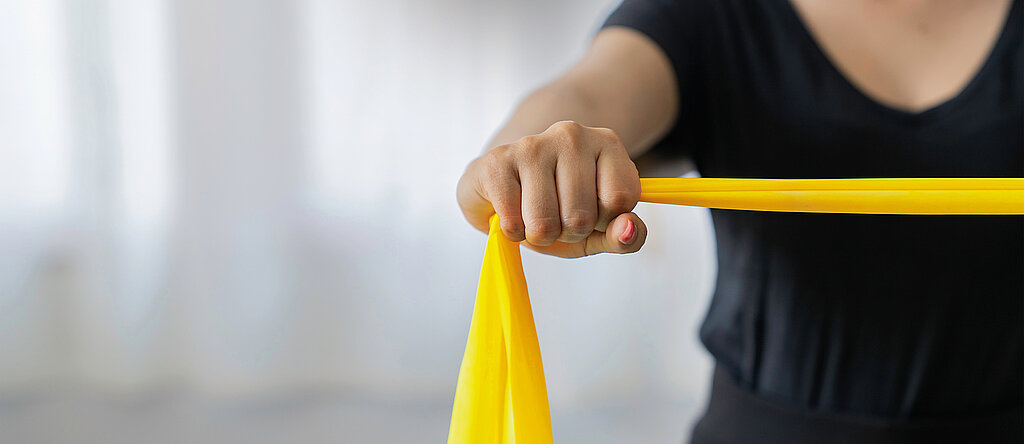 Kräftigungsübungen mit dem Terraband in der Rehaklinik Bad Wurzach – moderne Physiotherapie für Orthopädie, Neurologie und Geriatrie in Oberschwaben.