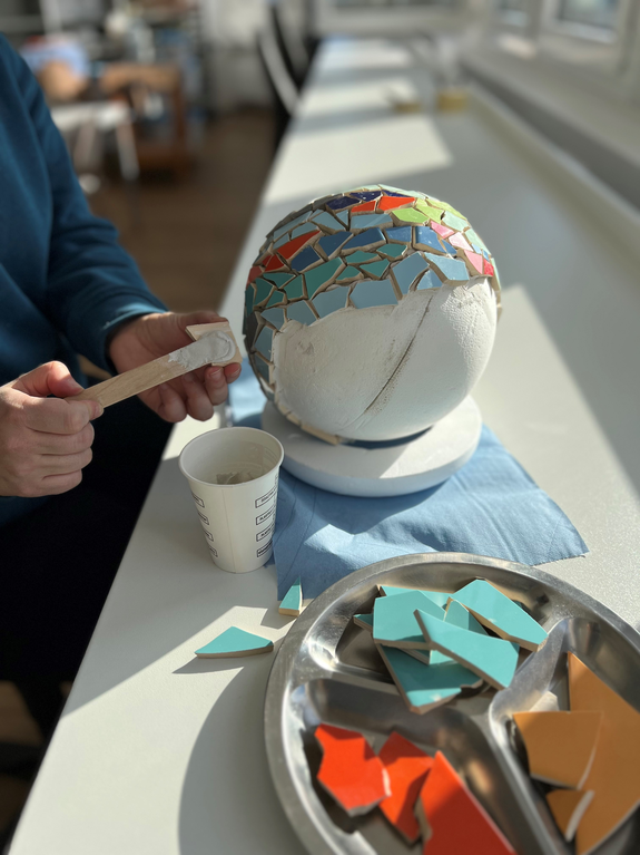 Ergotherapie: Arbeiten mit Mosaiksteinen