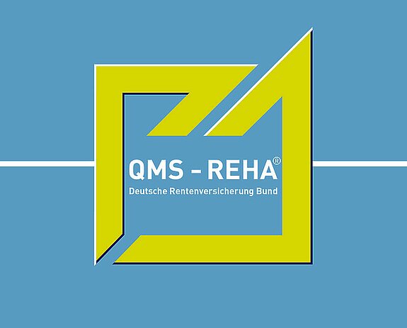 Auf blauem Hintergrund das QMS-REHA-Logo in weiß mit der grünen Umrahmung