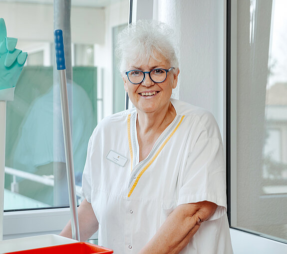 Petra Weber mit ihrem Putzwagen im Gang.