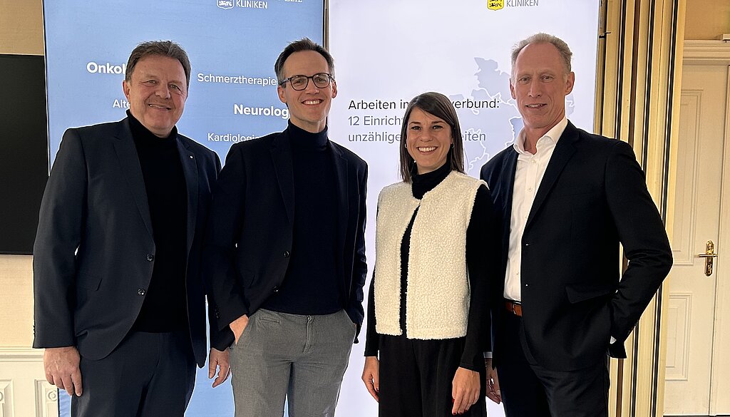 Vier Personen der Waldburg-Zeil Kliniken und des MTG Wangen stehen zusammen.