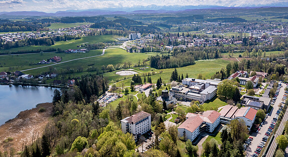 Luftaufnahme der Fachkliniken Wangen im Monat Mai