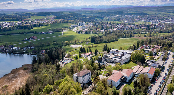 Luftaufnahme der Fachkliniken Wangen im Monat Mai