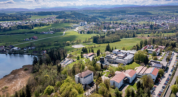 Luftaufnahme der Fachkliniken Wangen im Monat Mai