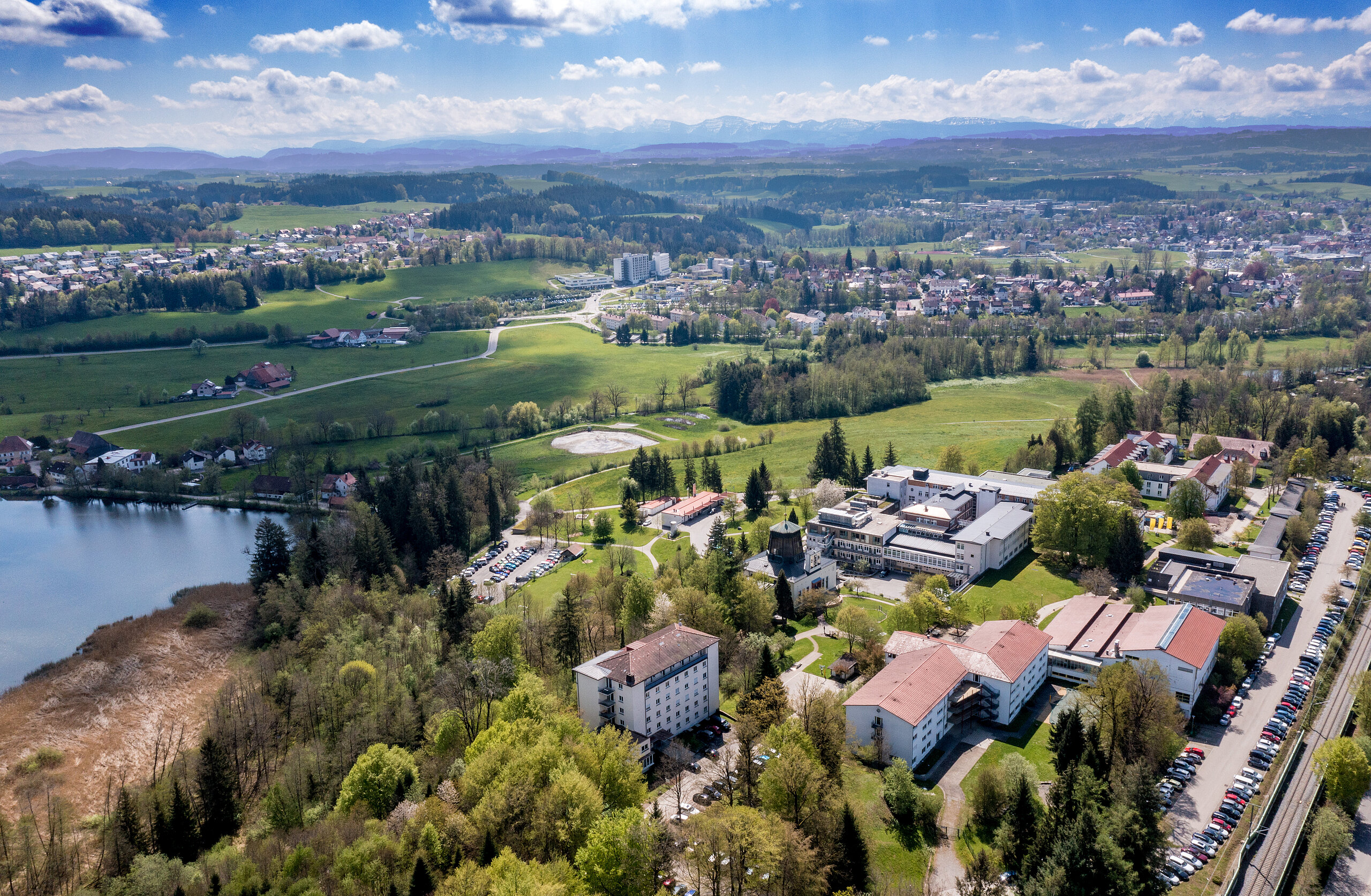 Luftaufnahme der Fachkliniken Wangen im Monat Mai