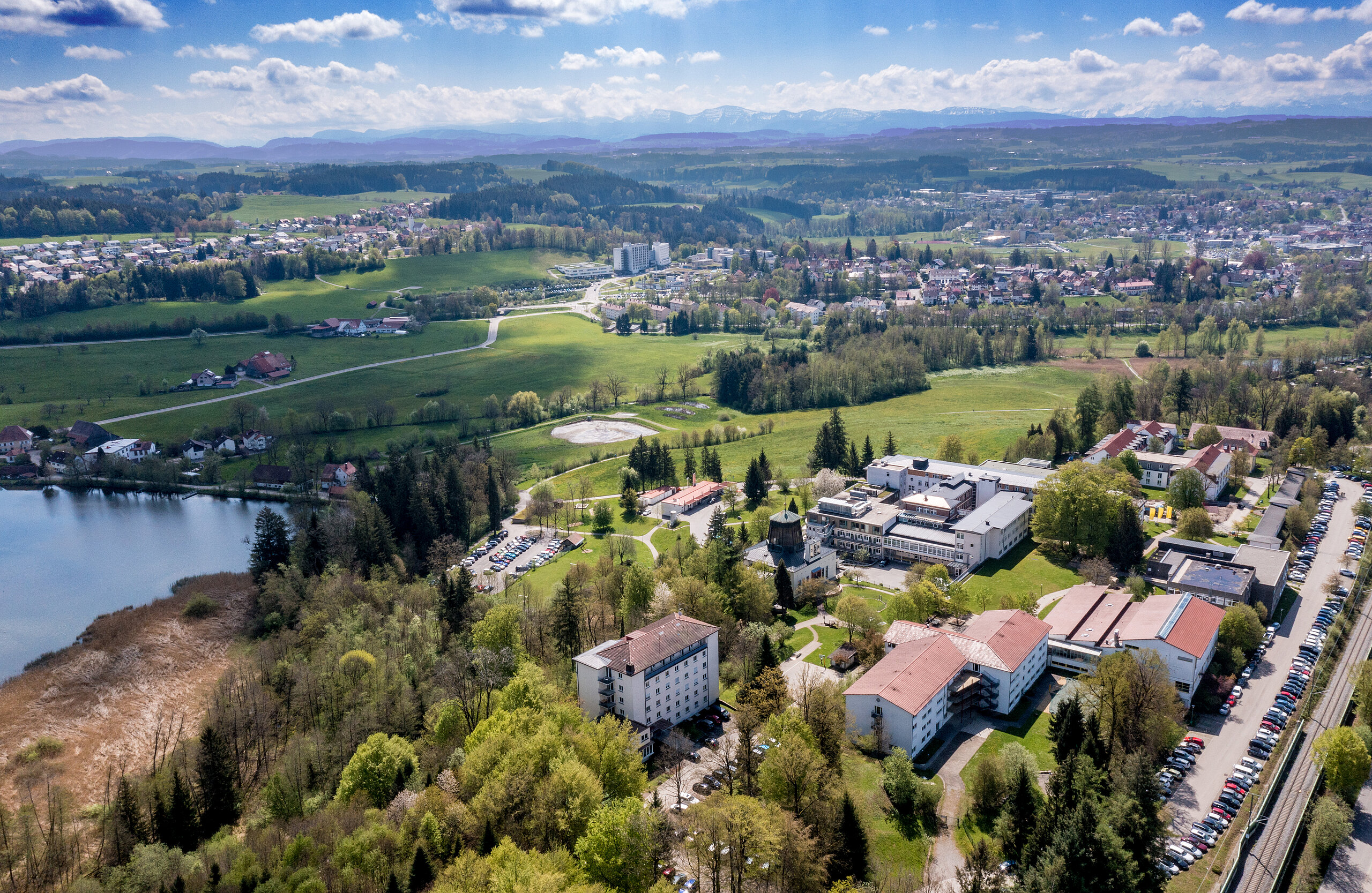 Luftaufnahme der Fachkliniken Wangen im Monat Mai