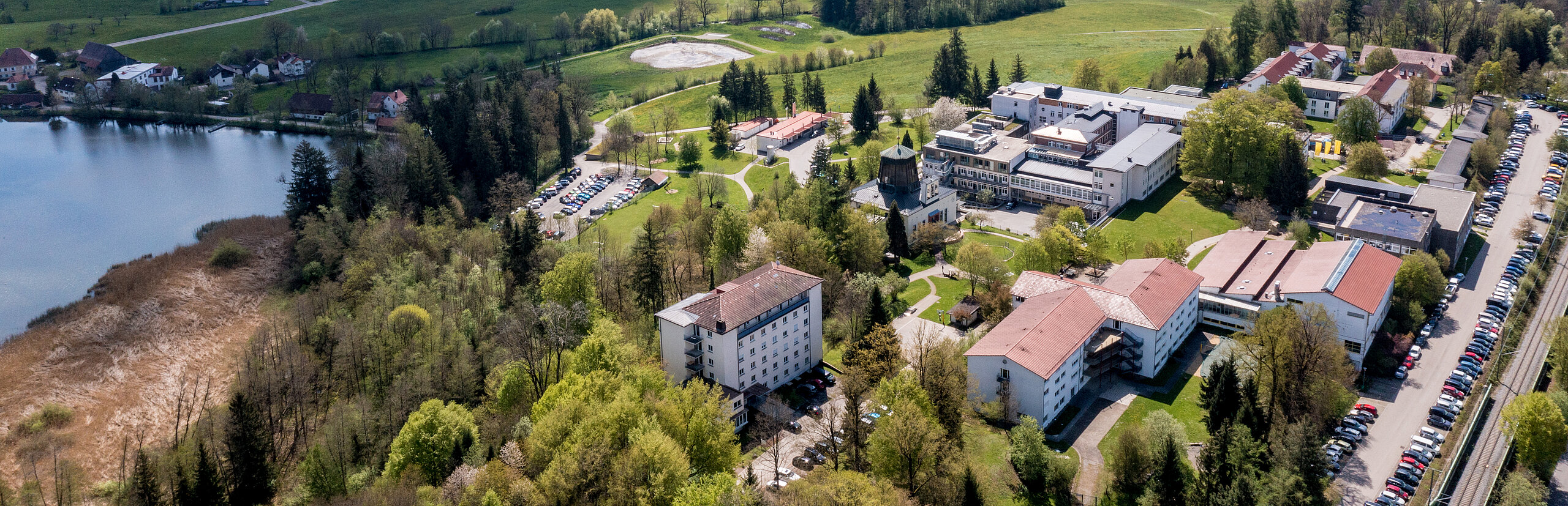 Luftaufnahme der Fachkliniken Wangen im Monat Mai