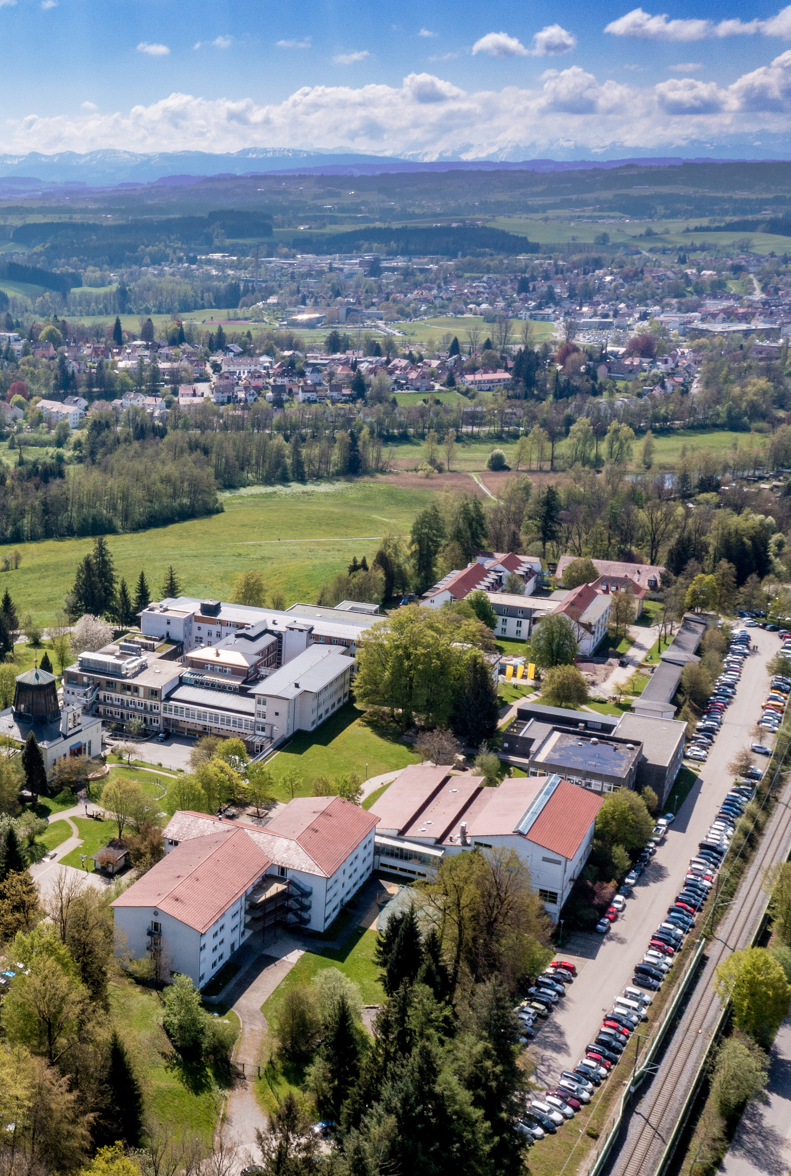 Luftaufnahme der Fachkliniken Wangen im Monat Mai