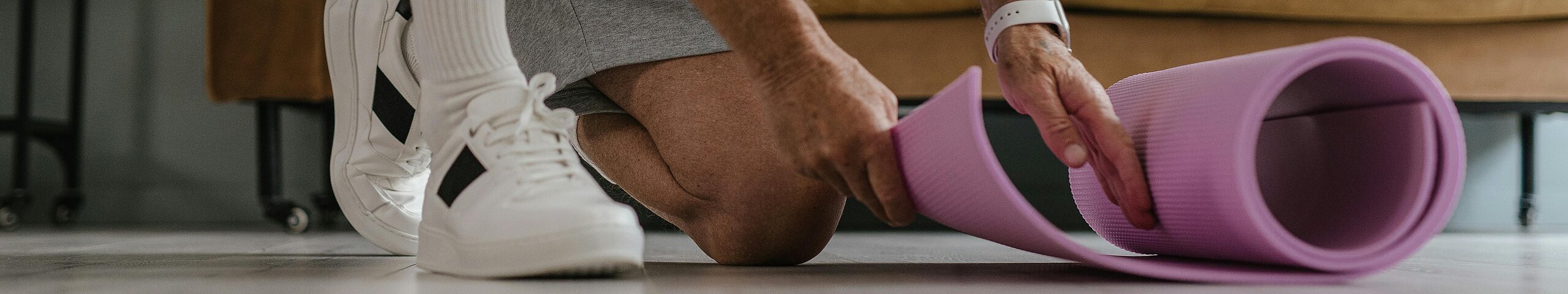 mann bei übung zu hause