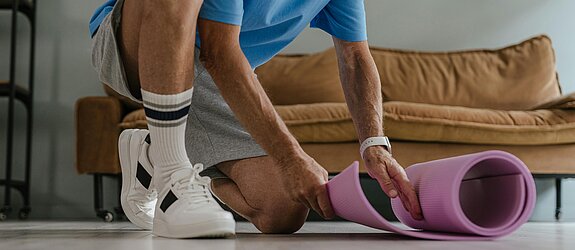 mann bei übung zu hause