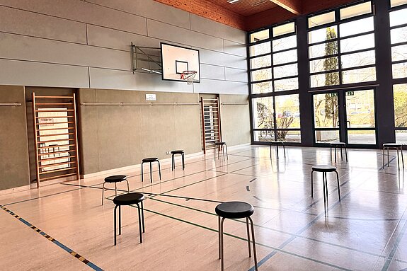 turnhalle mit stühlen